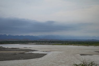 Arka planda nehir ve göl olan güzel bir manzara.