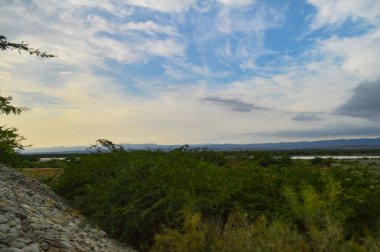 Arka planda güzel bir dağ manzarası