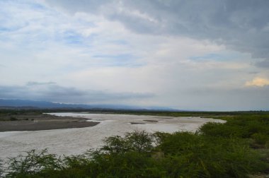 Dağlardaki nehir vadisinin manzarası.