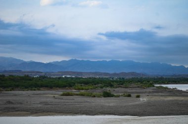 Arkasında bir göl olan güzel bir manzara.