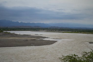 Dağlardaki nehir. Doğa