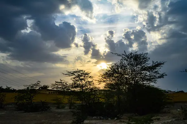 Köyün üzerinde gökyüzü günbatımı