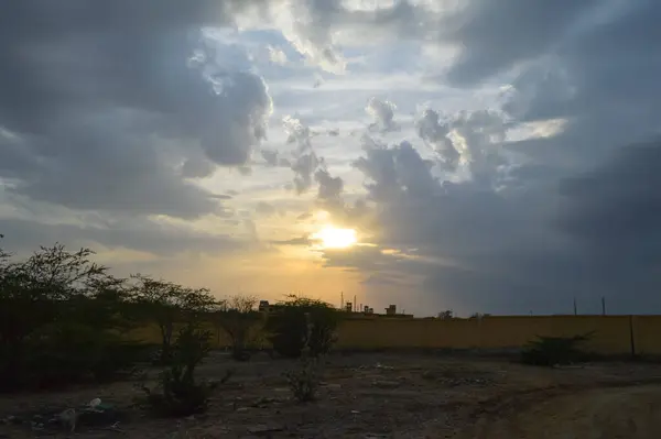 Denizin üzerinde güzel bir gün batımı