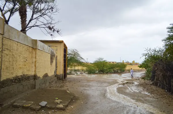 Belucistan 'ın Turbat köyündeki bir yolun dikey çekimi.