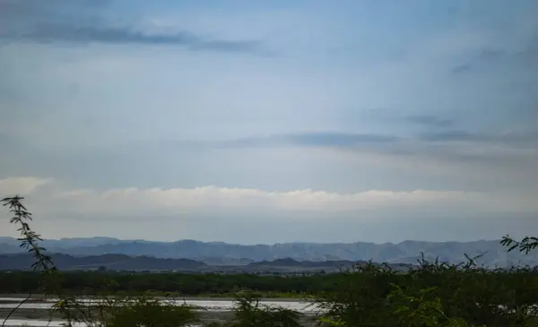 Sabahleyin dağların manzarası