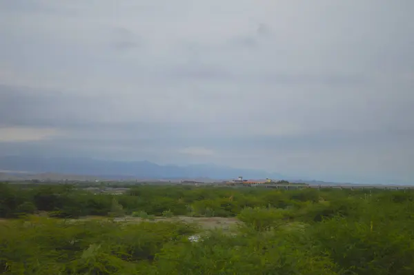 Bulutları ve gökyüzü olan güzel bir manzara.