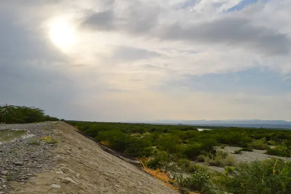 Dağları olan bir çöl manzarası.