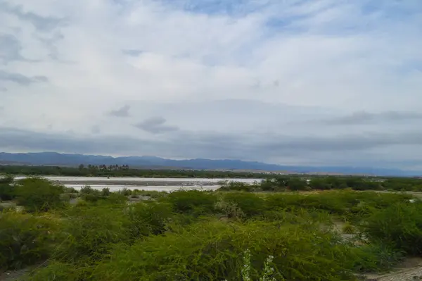 Dağlardaki nehrin güzel manzarası