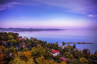 Balaton Gölü üzerinde dramatik gün batımı. Fotoğraf 14 Ekim 2019 'da Macaristan' ın Tihany kentindeki ünlü Benedictine manastırı tepesinden çekildi..