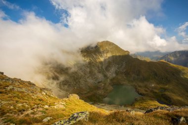 Capra Gölü, Saua Caprei 'den görüldü. Fagaras' ın yüksek kesimlerinde. Karpatlar 'ın devasa dağlarında. Fotoğraf 31 Ağustos 2019 'da Romanya' nın Sibiu ilçesinde çekildi..