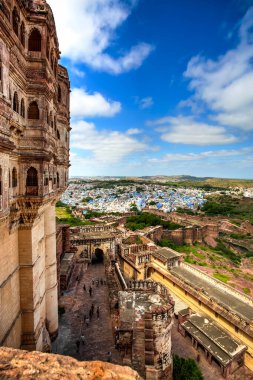 Jodhpur ya da Mavi Şehir denilen yer Mehrangarhor Mehran Kalesi, Rajasthan, Hindistan 'ın kulelerinden görülüyor..