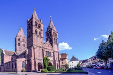 Guebwiller şehri, Fransa 'daki Eglise Saint Leger kilisesi ve onun Roma tarzı ve zengin süslenmiş kilisesine açılan kapı olarak da bilinir..