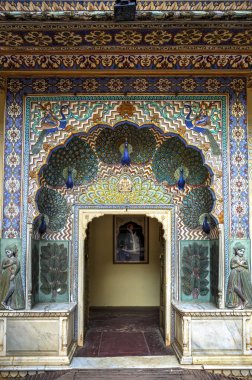 Pritam Niwas Chowk, Chandra Mahal 'in iç avlusu ve onun Kuzeydoğu Tavuskuşu Kapısı, sonbaharı temsil ediyor ve Lord Vishnu' ya adanmıştır. Fotoğraf 14 Ağustos 2018 'de çekildi..