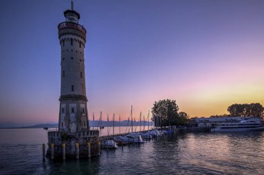 Lindau limanı ve deniz feneri Bodensee 'de ya da Almanya' da Constance Gölü 'nde görüldü. Fotoğraf 26 Ağustos 2019 'da çekildi..