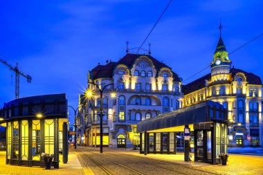 Oradea şehir merkezi, Romanya 'nın Bihor eyaletinde akşam mavi saatine karşı. Fotoğraf 2 Şubat 2019 'da çekildi..