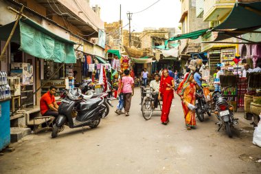 Hindistan, Rajasthan 'daki eski Bikaner kentindeki sokak pazarının manzarası. Fotoğraf 13 Ağustos 2018 'de çekildi..