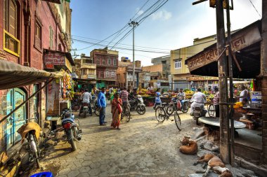 Hindistan, Rajasthan 'daki eski Bikaner kentindeki sokak pazarının manzarası. Fotoğraf 13 Ağustos 2018 'de çekildi..