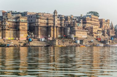 Kutsal Ganj nehrinin kıyısındaki Ghat 'lar sisli bir sabahta. Varanasi, Uttar Pradesh, Hindistan. Fotoğraf 7 Temmuz 2018 'de çekildi..