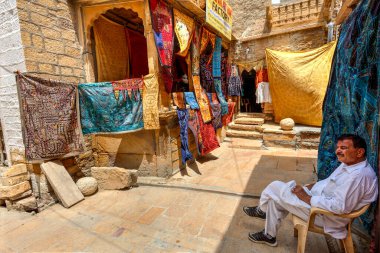 Rajasthani geleneksel yama halıları satılıktır. Fotoğraf 12 Ağustos 2019 'da Jaisalmer, Hindistan' da çekildi..