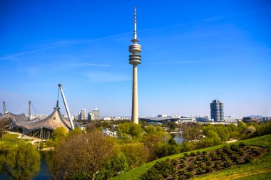 Olimpiyat Parkı Radyo Kulesi ve Münih, Almanya 'daki BMW merkez kulesi. Fotoğraf 17 Nisan 2019 'da çekildi..