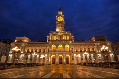 Arad belediye binası mavi saatte aydınlandı. Fotoğraf 26 Ocak 2020 'de Romanya' nın Arad kentinde çekildi..
