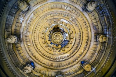 Bada Bagh kompleksindeki kraliyet Chhatri Cenotaph pavyonunun süslü çatısı. Fotoğraf 12 Ağustos 2018 'de Hindistan' ın Rajasthan eyaletinin Jaisalmer kenti yakınlarında çekildi.