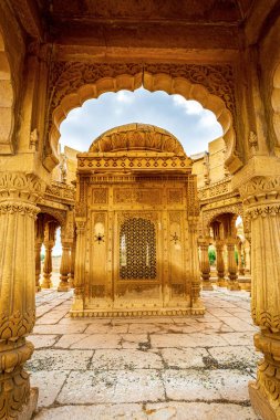 Bada Bagh kompleksindeki kraliyet Chhatri Cenotaph pavyonunun detayları. Fotoğraf 12 Ağustos 2018 'de Hindistan' ın Rajasthan eyaletinin Jaisalmer kenti yakınlarında çekildi.