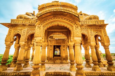 Bada Bagh kompleksindeki kraliyet Chhatri Cenotaph pavyonunun detayları. Fotoğraf 12 Ağustos 2018 'de Hindistan' ın Rajasthan eyaletinin Jaisalmer kenti yakınlarında çekildi.