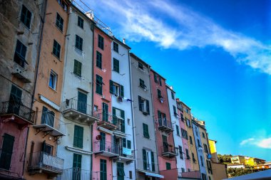 Porto Venere şehrinin her tarafına yayılmış renkli daireler mavi bir yaz gökyüzüne karşı. Fotoğraf 28 Eylül 2016 'da İtalya' nın Ligurian kıyısındaki Porto Venere kasabasında çekildi..