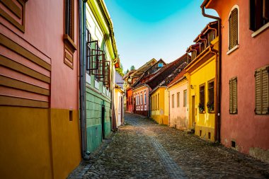 Sighisoara 'nın ortaçağ dar sokaklarında. Fotoğraf 22 Ağustos 2020 'de Romanya' nın Sighisoara kentinde çekildi..