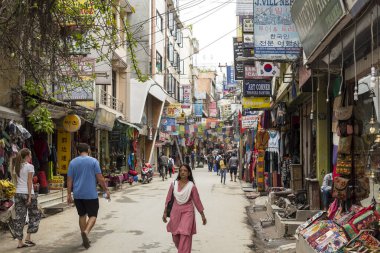 Ticari Thamel bölgesinin işlek caddelerinde Nepal 'in başkenti Katmandu. Fotoğraf 30 Temmuz 2018 'de çekildi..