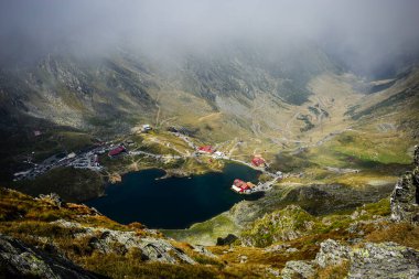 Balea Gölü 'nün havadan görünüşü ve Transfagarasan yolunun bir kısmı. Fotoğraf 31 Aralık 2020 'de Romanya' nın Sibiu ilçesinde çekildi..
