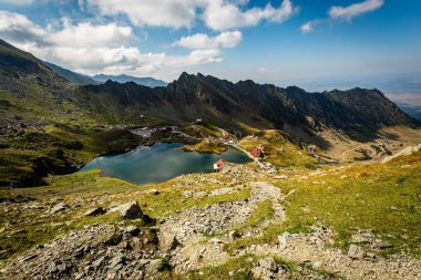 Balea Gölü 'nün havadan görünüşü ve Transfagarasan yolunun bir kısmı. Fotoğraf 31 Aralık 2020 'de Romanya' nın Sibiu ilçesinde çekildi..