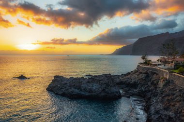 Los Gigantes Kayalıkları ve Doğal Havuz üzerindeki dramatik günbatımı. Fotoğraf 4 Haziran 2022 'de Tenerife, Kanarya Adaları, İspanya' da çekildi..
