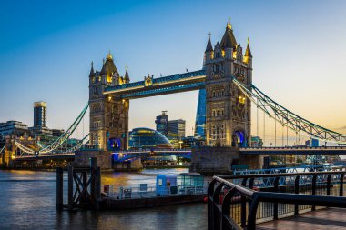 Thames nehrinin üzerindeki ışıklandırılmış Tower Köprüsü rıhtımdan görülüyor. Fotoğraf 10 Haziran 2022 'de Londra, İngiltere' de çekildi..