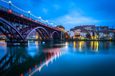 Alacakaranlıkta Maribor ve Drava Nehri şehri. Fotoğraf 1 Aralık 2022 'de Slovenya' nın Aşağı Styria bölgesinde çekildi..
