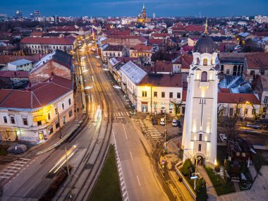 Sinaia Plaza 'daki Timisoara ışıkları ve dekorasyonları ve Iosefin Ortodoks kilise kulesinin havadan görünüşü. Fotoğraf 12 Aralık 2022 'de Romanya' nın Timis ilinin Timisoara kentinde çekildi..