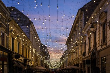 Yüzlerce ampulle süslenmiş, restoranları ve terasları olan yaya caddesi. Fotoğraf: 1 Ocak 2022, Timisoara, Timis County, Romanya.