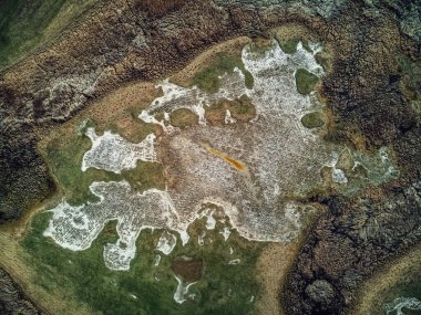 Haritaya benzeyen bir arazinin insansız hava aracı görüntüsü. Fotoğraf 27 Mart 2022 'de Calacea, Timis ilçesi, Romanya ve Avrupa yakınlarında çekildi..