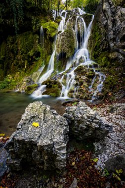 Beusnita III 'ten bir sahne, Nera Gorges-Beusnita Ulusal Parkı' nda yürürken bulunan küçük bir şelale. Fotoğraf 8 Ekim 2022 'de, Oravita, Caras-Severin County, Romanya, Avrupa yakınlarında çekildi..