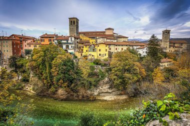 Cividale del Friuli köyü ve Natisone Nehri manzarası. Fotoğraf 29 Kasım 2022 'de Udine' nin Cividale del Friuli köyünde çekildi..