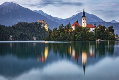 Saint Mary Varsayım Kilisesi 'nin Bled Gölü adasındaki resmi manzarası. Fotoğraf 3 Eylül 2022 'de Slovenya' nın Bled kentinde çekildi..