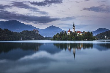 Saint Mary Varsayım Kilisesi 'nin Bled Gölü adasındaki resmi manzarası. Fotoğraf 3 Eylül 2022 'de Slovenya' nın Bled kentinde çekildi..