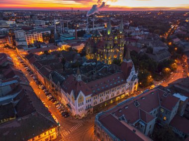 Alacakaranlıkta görülen Millennium denilen Neo-Romanesk Katolik Kilisesi 'nin havadan görünüşü. Fotoğraf 5 Ekim 'de Timisoara, Timis County, Romanya' da çekildi..