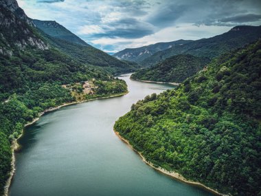 Uzatılmış Prisaca Gölü 'nün havadan görünüşü. İnsansız hava aracı 10 Temmuz 2022 'de Romanya' nın Caras-Severin ilindeki Prisaca Gölü 'nde çekildi.