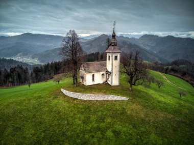 Aziz Thomas Kilisesi 'nin havadan görünüşü. Fotoğraf 30 Kasım 2022 'de Slovenya' nın Yukarı Carniola bölgesindeki Skofja Loka kasabasında çekildi..