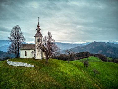 Aziz Thomas Kilisesi 'nin havadan görünüşü. Fotoğraf 30 Kasım 2022 'de Slovenya' nın Yukarı Carniola bölgesindeki Skofja Loka kasabasında çekildi..