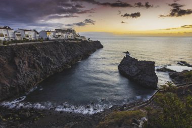 Los Gigantes Kayalıkları ve Doğal Havuz üzerindeki dramatik günbatımı. Fotoğraf 4 Haziran 2022 'de Tenerife, Kanarya Adaları, İspanya' da çekildi..