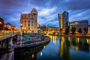 Viyana Tuna Kanalı. Sağda yeni UNIQA Kulesi ve tarihi Urania binasının karşısında bir kamu eğitim enstitüsü ve gözlemevi yer alıyor. Fotoğraf 16 Eylül 2022 'de Avusturya, Viyana' da çekildi..