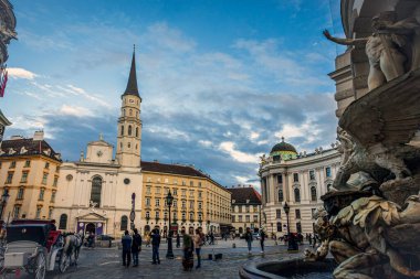 Saint Michael Kilisesi ve Saint Michael Meydanı 'nın sokak manzarası. Fotoğraf 15 Eylül 2022 'de Avusturya, Viyana' da çekildi..